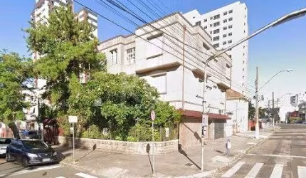 Prédio com total de três pavimentos, para moradia, lojas e apartamentos, com área total 300m², sendo na parte térrea(moradia n° 99 na Rua Domingos Crescêncio, 2 lojas com entrada pelo n° 2450 e 2454 d