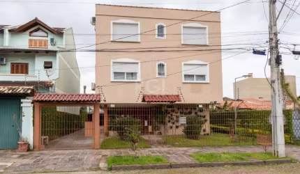 Excelente apartamento, bem iluminado com peças amplas, Living 2 ambientes com lareira, 2 dormitórios, gabinete mobiliado, 2 banheiros social, cozinha, área de serviço. Apartamento ensolarado,  somente