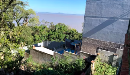Terreno no bairro Espirito Santo com vista para o rio Guaíba, medindo 22 metros de frente por 50 de fundos, totalizando 1.100m².&lt;BR&gt;Possui uma casa com boa estrutura mas necessita de reformas.