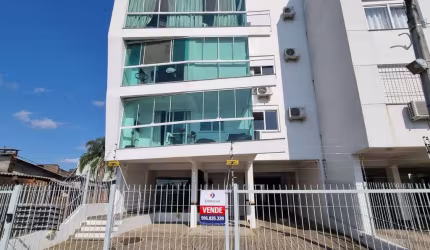 Apartamento amplo de 3 dormitórios no bairro Tristeza, Zona Sul de Porto Alegre.Apartamento com cozinha mobiliada com pia, armários e balcão estilo americano. Lavanderia separada, equipada com tanque 