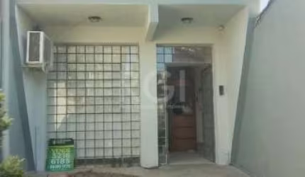 CASA COMERCIAL  E RESIDENCIAL - com dois pavimentos, 4 salas, ótima para consultório dentário  ou  escritório. Terraço com churrasqueira, ótima vista. Tem 1 vaga de garagem.&lt;BR&gt;Fica a  30 metros