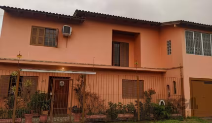 Casa com terreno de 20x15  composta por dois pavimentos.&lt;BR&gt;Pavimento inferior composto por uma sala  um amplo dormitório  cozinha bem arejada e ampla e banheiro.&lt;BR&gt;Pavimento superior, co