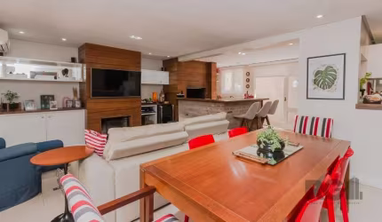 Excelente casa em condomínio, com 249m² privativos, com uma arquitetura contemporânea, de extremo bom gosto e muito confortável. Sao 3 dormitórios sendo uma suite com closet, armários de rouparia na e