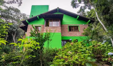 Casa com 562,27 m2 distribuídos em 3 pavimentos. Conta com 5 dormitórios, ampla cozinha, lavanderia, varandas, dependência de empregada e  amplo sótão com 112 m2.&lt;BR&gt;Garagem com 130 m2 para 5  c