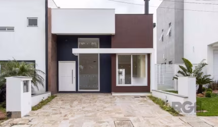 Excelente residência térrea no condomínio Villa Amalfi  com 108m² de área privativa 3 dormitórios sendo um suíte, living 2 ambientes com lareira pé direito alto, cozinha, área de serviço, pátio com ch