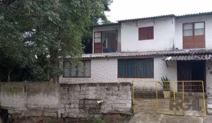 Casa de alvenaria.&lt;BR&gt;Possuí cinco dormitórios, sala, lareira, cozinha, banheiro social e área de serviço.&lt;BR&gt;O terreno é de esquina, medindo 13,50x30,00m2.&lt;BR&gt;Possuí neste terreno, 