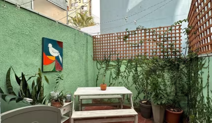 Casa semimobiliado de 164m², totalmente reformada, distribuída em 3 andares com um astral indescritível e 2 áreas externas perfeitas para contemplação.&lt;BR&gt;&lt;BR&gt;No térreo está a garagem, esp