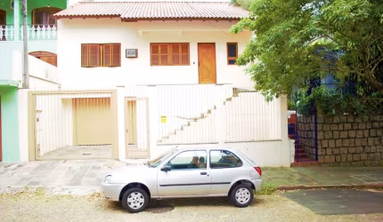 Excelente residência com dois pisos, semi nova, construção concluída em 2013, aberturas em madeira louro freijó, piso laminado e porcelanato, 2 dormitórios, sendo 1 com Splits, amplo living para 3 amb