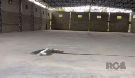 O imóvel possui uma área total de 25.000m² e uma frente de 25 metros para a Avenida Edgar Pires de Castro. Os principais destaques do imóvel incluem.&lt;BR&gt;&lt;BR&gt;Três acessos independentes , se