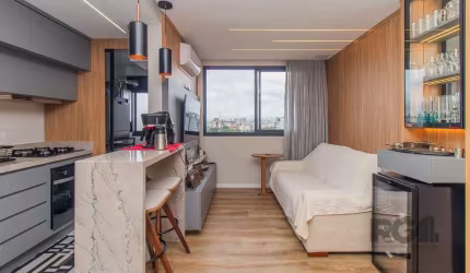 Imóvel de 2 dormitórios, sendo um suíte finamente decorado.&lt;BR&gt;Cozinha, área de serviço, sala de estar e jantar.&lt;BR&gt;Ficam todos os móveis fixos e 3 splits.&lt;BR&gt;Vaga coberta escriturad