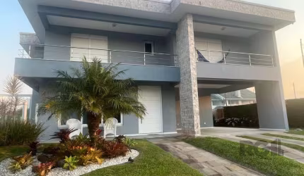 Este lindo sobrado oferece 5 suítes amplas, perfeito para acomodar sua família com conforto. A sala de estar conta com dois ambientes integrados, criando um espaço acolhedor e versátil para receber am