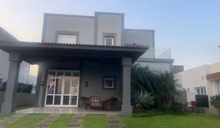 Espaçosa casa em condomínio fechado, com 3 quartos e 1 suítes, 4 banheiros, área privativa de 240m² e área total de 460m². Localizada no Condomínio Quintas Do Lago, perto das quadras esportivas cobert