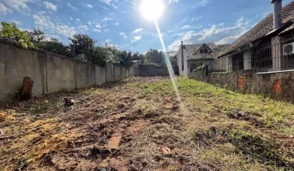 Terreno com aproximadamente 698,70m² (11 x 63,40), localizado na Av. Jacuí, próximo à Rua Upamaroti, Rua Jaguari, ao comércio local e cerca de 5min do Barr Shopping Sul e orla do Guaíba.&lt;BR&gt;&lt;