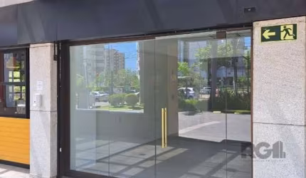 Loja com cerca de 50,72m² de área privativa, no Viva Open Mall.&lt;BR&gt;&lt;BR&gt;O shopping dispõe de estacionamento, bicicletário, wi-fi, pet friendly, espaço kids, chimarródromo, fraldário, restau