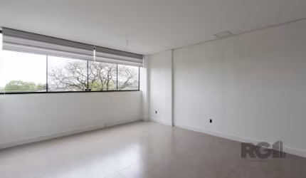 Esta sala comercial de 30 m² é ideal para o seu negócio! Conta com banheiro, piso em porcelanato e teto com acabamento em gesso. Situada em uma localização privilegiada, a apenas 100 metros da Rua Cam