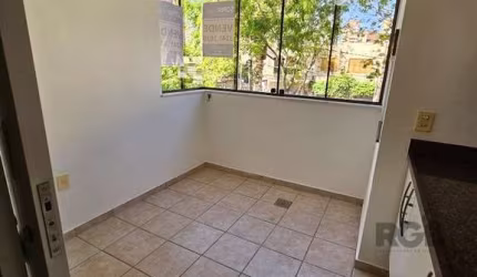 Excelente apartamento com 03 dormitórios, 85,55m² no Bairro Tristeza em Porto Alegre&lt;BR&gt;Lindo lugar, tanto o apto como o condomínio é totalmente arborizado e protegido;&lt;BR&gt;- Ficam os móvei