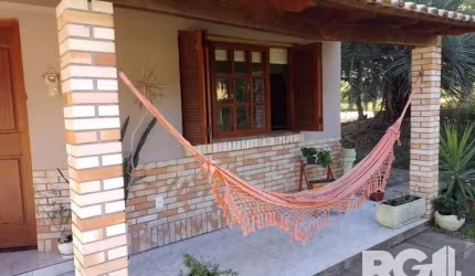 Lindo sítio com área total de 7.667m² no bairro Lageado em Porto Alegre, possui 3 casas, piscina, quiosque com churrasqueira, árvores frutíferas e muita natureza dando um ótimo conforto para toda famí