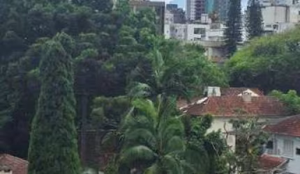 Linda cobertura  toda reformada com excelente vista livre em todos os cômodos, semi mobiliado com móveis planejados, 3 dormitórios, uma suíte, dependência de empregada, living amplo. No segundo andar,