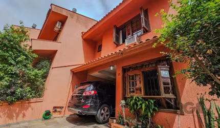 Maravilhosa Casa em Condomínio na Glória - 4 Dormitórios&lt;BR&gt;&lt;BR&gt;196m² privativos&lt;BR&gt;Suíte com hidromassagem&lt;BR&gt;Sala aconchegante com lareira&lt;BR&gt;2 vagas de garagem&lt;BR&g