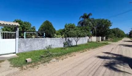 A casa está localizada no bairro Lajeado, em um terreno espaçoso de 20x50 metros, proporcionando muito espaço para conforto e lazer. Ao entrar na residência, encontra-se uma ampla sala de estar, que s