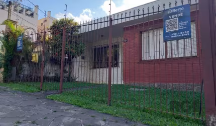 Casa em terreno 11 x 30,  bem estruturada, 03 quartos, 2 banheiros, ampla sala, cozinha, churrasqueira,  sala de jogos e mais 2 peças nos fundos, na frente com grades e portão da garagem automático. N