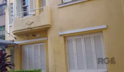 Apartamento térreo.&lt;BR&gt;Living dois ambientes, cozinha, banheiro, dois quartos, área de serviço, e um deposito.&lt;BR&gt;Otima localizaçao.&lt;BR&gt;Vamos visitar?&lt;BR&gt;Aguardo sua ligação.