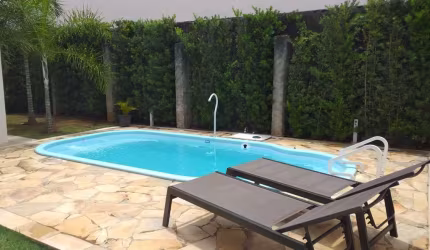 Linda casa térrea feita pelo atual proprietário a 10 anos. Com piscina. 300m2ac 600m2at. Documentação pronta para financiamento. Salas com ar condici