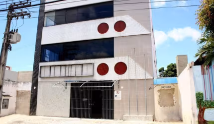 PRÉDIO COMERCIAL NO BAIRRO SÃO JOSÉ ,EM FRENTE A PRAÇA DA BANDEIRA