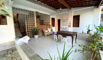 Casa com Pontos Comerciais no Bairro Coroa do Meio - Ótimo para Investimento