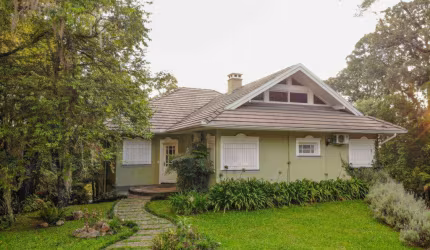 Casa 03 Dorm. à venda no Bairro Lagos de Gramado com 420 m² de área privativa - 2 vagas de garagem