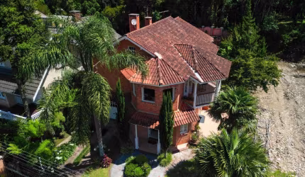 Casa 04 Dorm. à venda no Bairro Ipê Amarelo com 263 m² de área privativa - 2 vagas de garagem
