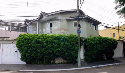SOBRADO LINDO DE ESQUINA COM 03 DORMITORIOS E 03 VAGAS - JARDIM VILA GALVAO