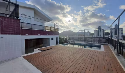 Linda cobertura duplex a 150 metros da praia do Tombo no Guarujá!