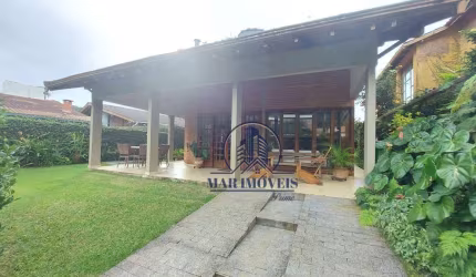Casa em condomínio fechado, na praia de Pernambuco no Guarujá, 4 quartos 2 suítes