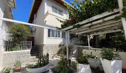 Casa com 4 quartos à venda na Rua Fritz Muller, 165, Coqueiros, Florianópolis por R$ 3.190.000