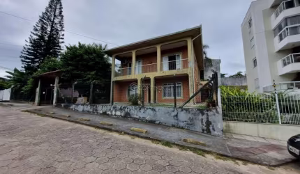Casa com 5 quartos à venda na Rua Professor Bayer Filho, 630, Coqueiros, Florianópolis por R$ 1.500.000