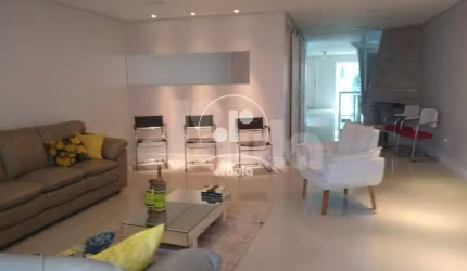 Sobrado a venda com 416m², 4 dormitórios sendo todos suítes, hidromassagem, lareira e 6 vagas de garagem.
