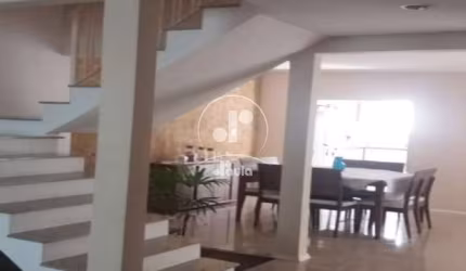 Casa Assobradada com 260m² 3 dormitórios , 1 suítes . 8 vagas de garagem .