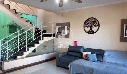 Vila Assunção. Sobrado com 2 suítes, lavabo, jardim de inverno, quintal com piscina, 4 vagas de garagem.