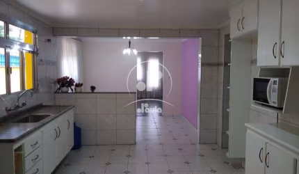 Excelente imóvel com duas moradias, hidro, área gourmet com churrasqueira, varanda e 5 vagas