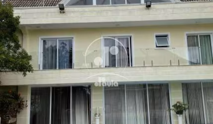 Casa de Alto Padrão a venda, Porteira Fechada! Toda mobiliada, com 800m² de área construída, 6 dormitórios sendo 3 suites, 12 vagas em Ribeirão Pires