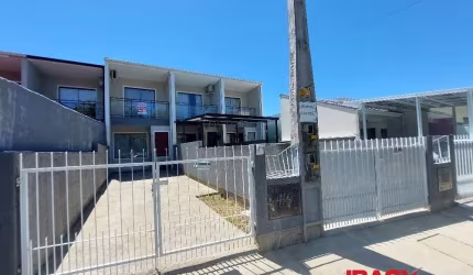 Casa com 2 quartos para alugar na Rua Araucária, 622, Potecas, São José, 56 m2 por R$ 2.400