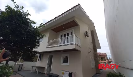 Casa com 3 quartos para alugar na Rua Ferrara, 133, Pagani, Palhoça por R$ 8.000