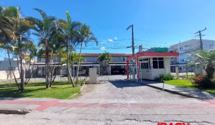Casa em condomínio fechado com 2 quartos para alugar na Rua Mathias Schell, 22, Sertão do Maruim, São José, 62 m2 por R$ 1.700