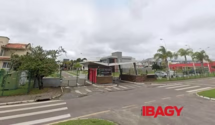 Casa em condomínio fechado com 3 quartos para alugar na Avenida Red Park, 784, São João do Rio Vermelho, Florianópolis, 170 m2 por R$ 8.000