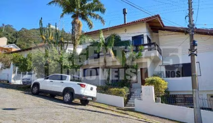 Casa com 6 quartos à venda no bairro Trindade em Florianópolis.