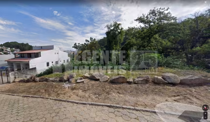 Terreno á venda no bairro Carvoeira em Florianópolis.