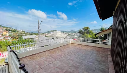 Casa com 4 dormitórios sendo 2 suítes Bairro Pantanal Florianópolis