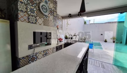Casa à venda com 4 quartos no bairro Jardim Atlântico em Florianópolis