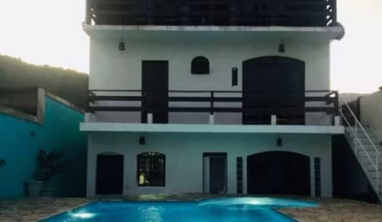CASA COM 2 DORMITÓRIOS NO PEREQUE-AÇU.